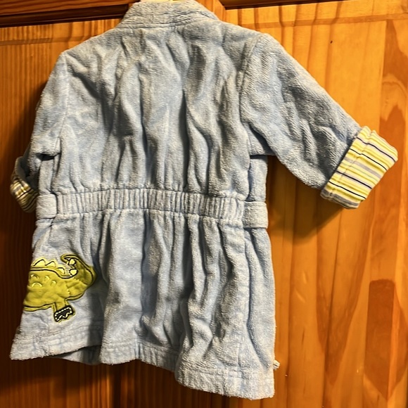 Super cute bath robe size 0-9 months by Carter’s - Picture 4 of 4